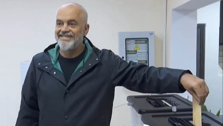 Rama voton në Surrel, shoqërohet nga bashkëshortja e tij