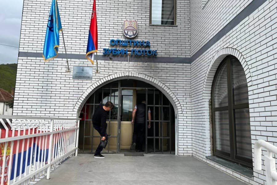 Strukturat paralele ilegale serbe rrethojnë objektin e Komunës së Zubin Potokut