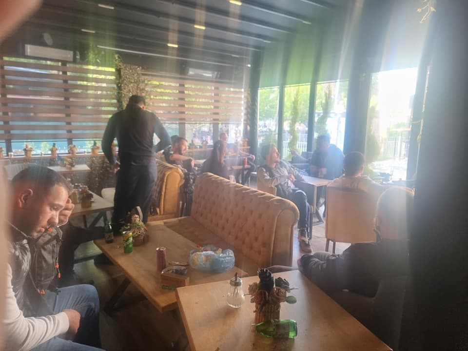 Kërcënohet pronari serb i lokalit që strehoi gazetarët në Zveçan