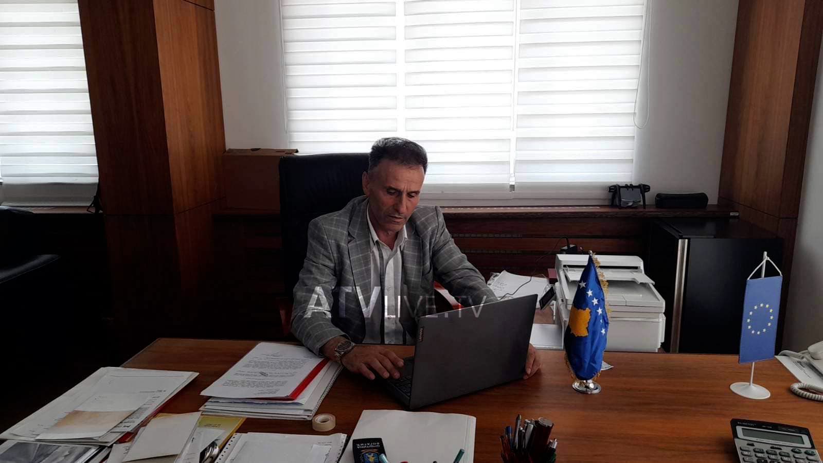 Foto ekskluzive: Kryetari i Leposaviqit Lulzim Hetemi, vazhdon punën pavarësisht tensioneve jashtë zyrës së tij