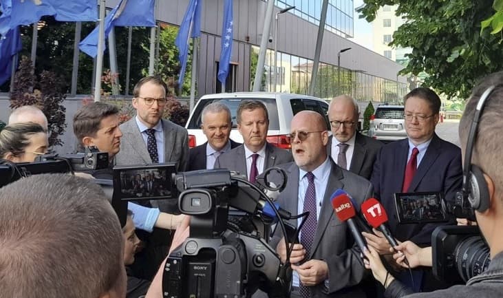 Hovenier e këshillon Kurtin: Kryetarët e komunave veriore nuk kanë nevojë të punojnë nga zyrat e tyre çdo ditë