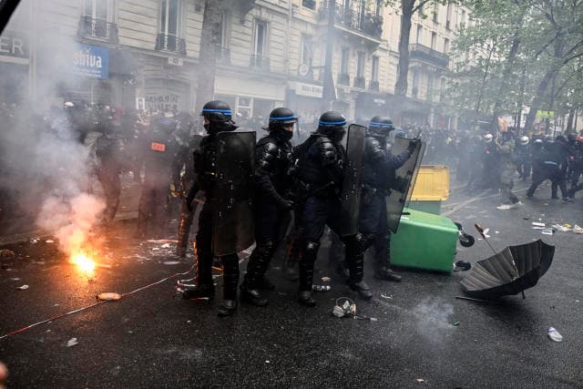 Tensione dhe përleshje gjatë protestave të 1 majit në Francë, plagosen qindra policë