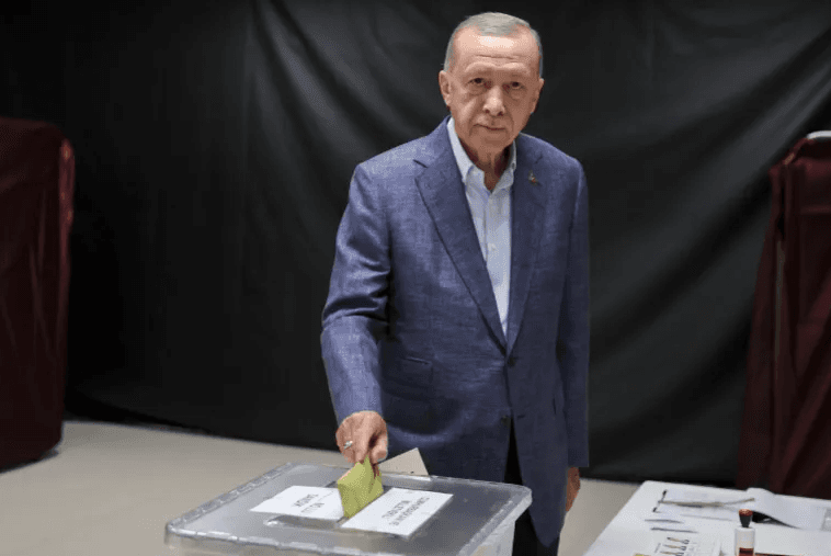 Erdogan voton bashkë me gruan e tij, shpreson për një rezultat të mirë