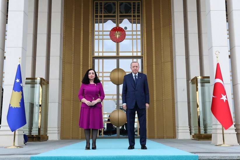 Osmani uron Erdoganin: Le të forcohet marrëdhënia mes Kosovës dhe Turqisë