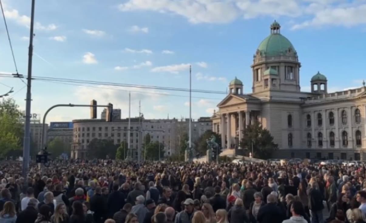 Mijëra njerëz protestojnë kundër dhunës në Serbi, kërkojnë dorëheqjen edhe të Vulinit