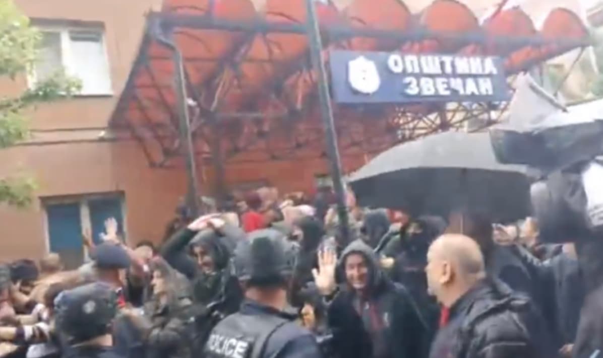 Kryetari i Zveçanit arrin të hyjë në objektin e komunës
