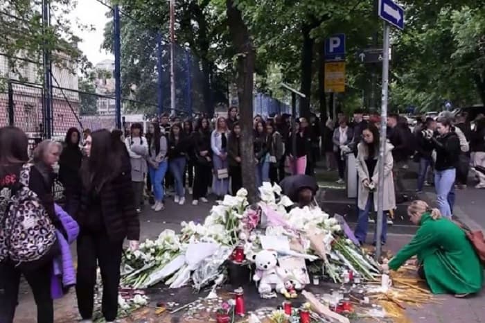 ​Tragjedia në Beograd, homazhe para shkollës ku u vranë 8 fëmijë