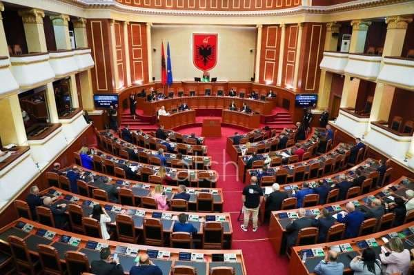 Miratohet paketa e ligjeve të reformës së pagave, mesatarja shkon në 900 euro në Shqipëri