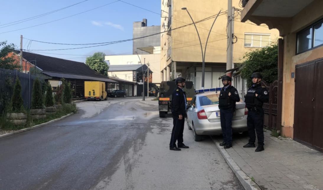 Serbët hedhin gaz lotsjellës ndaj Policisë në Zveçan, këta kundërpërgjigjen me sprej