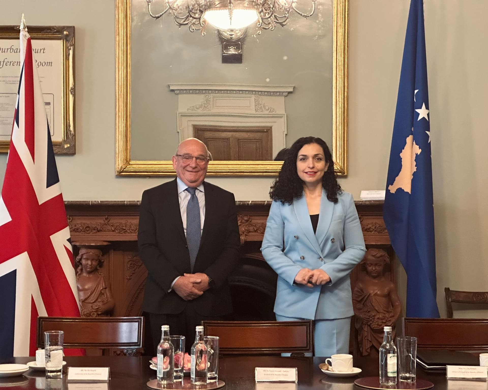 Presidentja Osmani takohet me emisarin britanik, diskutojnë për integrimin euroatlantik të Kosovës