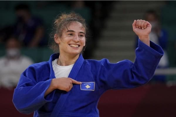Nora Gjakova kalon në gjysmëfinale të Botërorit të xhudos