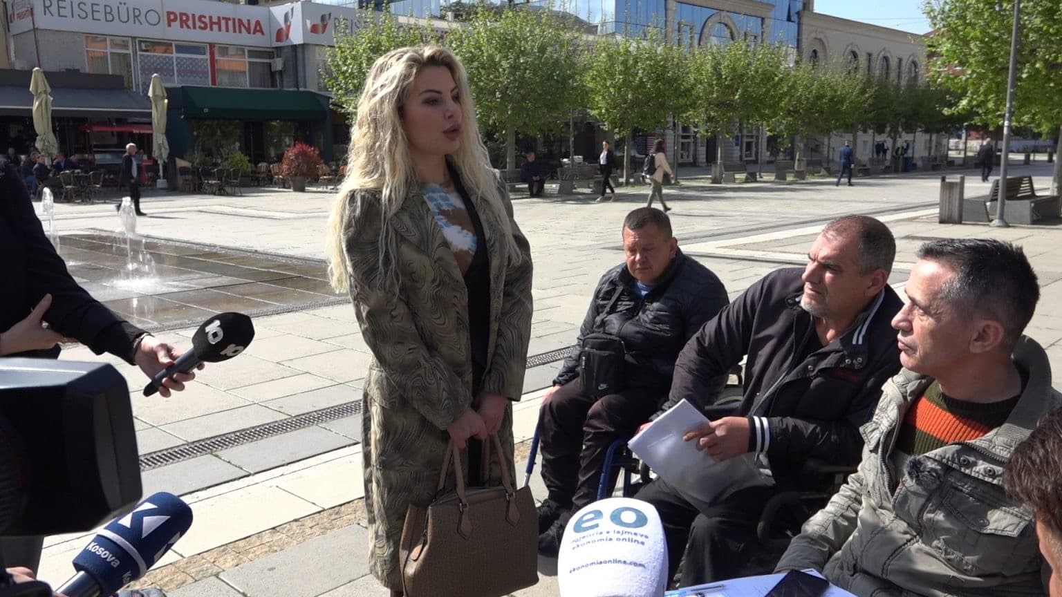 Personat me nevoja të veçanta protestojnë para Qeverisë për uljen e pagesës në 150 €, Balje u premton zgjidhje
