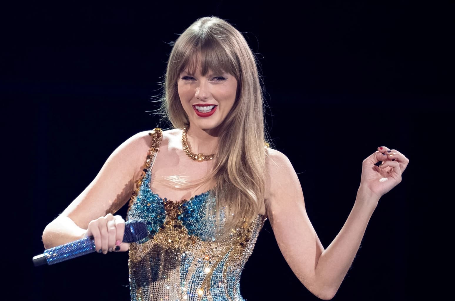 Taylor Swift “ndalon” performancën për t’i dhuruar një biletë fanses