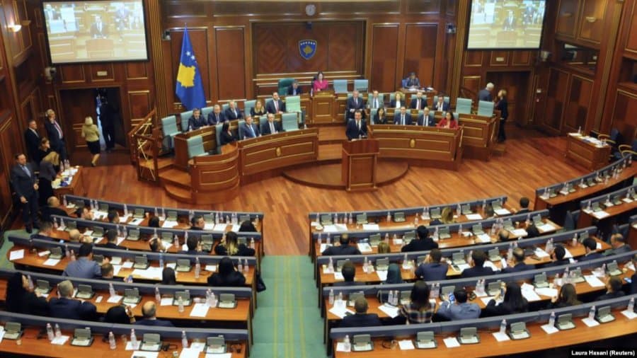 Opozita: Kurti mashtron me shifrat për të punësuar, mijëra të rijnë që po e lëshojnë Kosovën çdo ditë