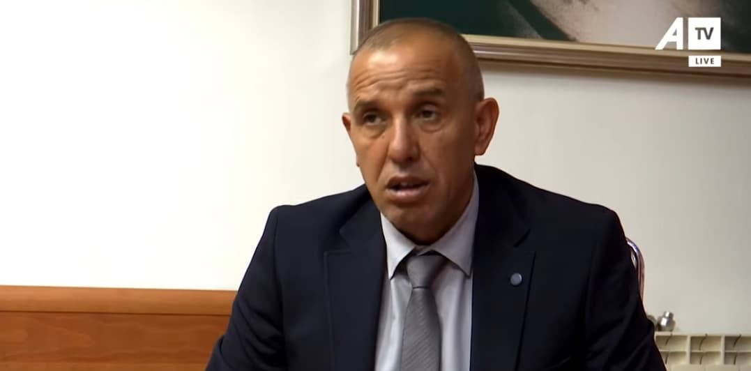Kryetari Zeqiri fton serbët t’i bashkohen kabinetit të tij, por vetëm mbi bazat e ligjeve të Kosovës