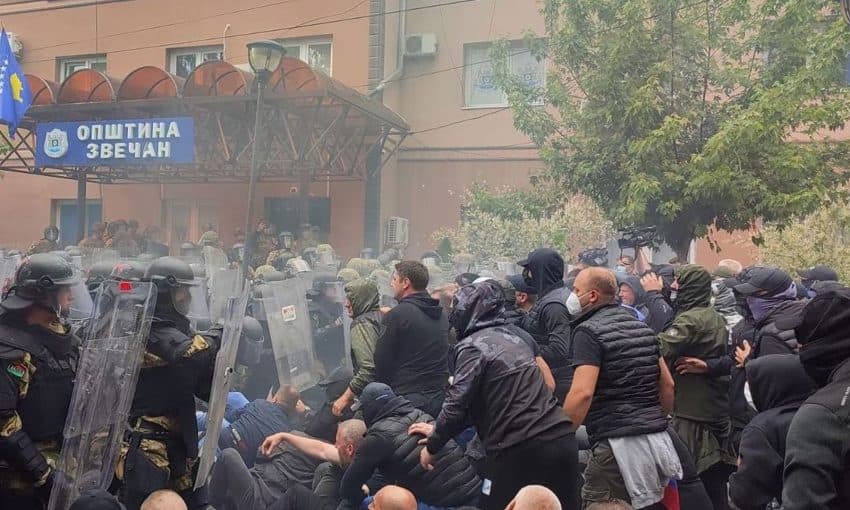CNN me analizë: Pse serbët sulmuan NATO-n në veri të Kosovës dhe si po përfiton Vuçiq?