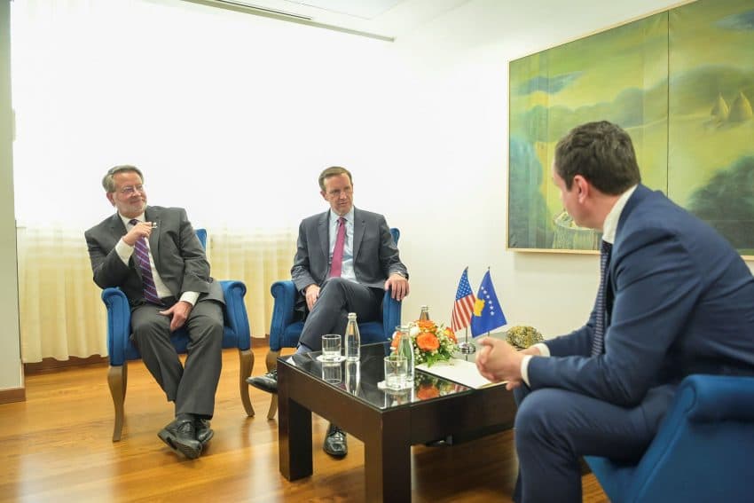 Asociacioni dhe pasojat e moszbatimit të Marrëveshjes së Ohrit – mesazhet që përcollën dy senatorët amerikanë gjatë qëndrimit në Kosovë