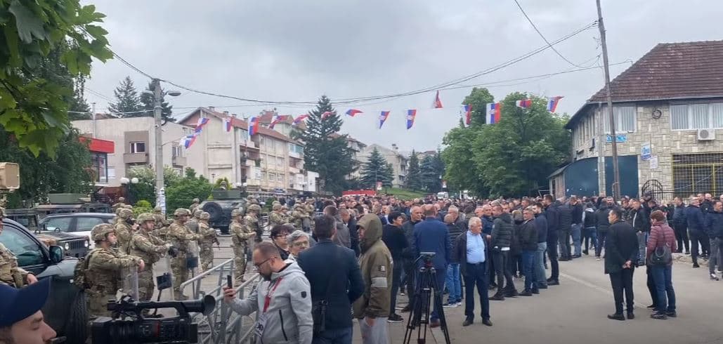 ​KFOR nis bisedimet me protestuesit për t’u shpërndarë