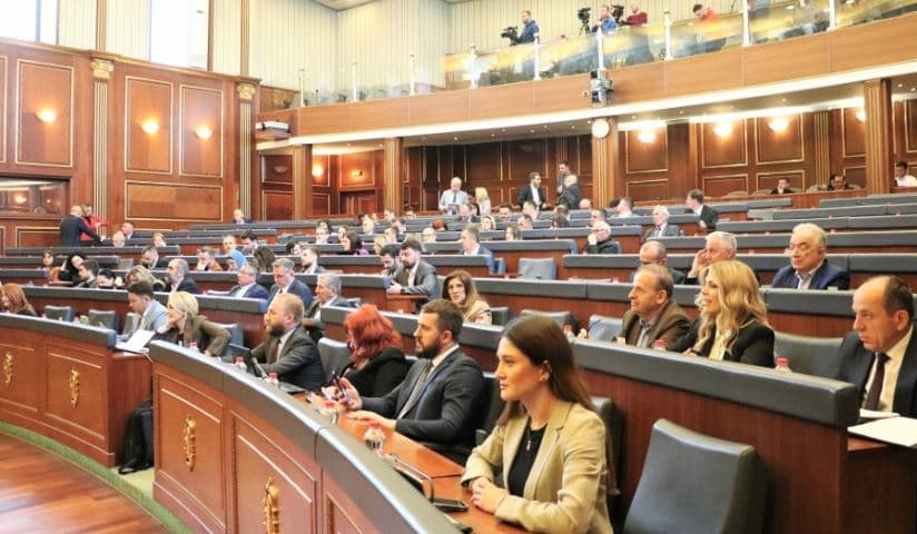Opozita kushtëzon votimin në Kuvend, kërkon të zhbllokohen mjetet vetanake të komunave