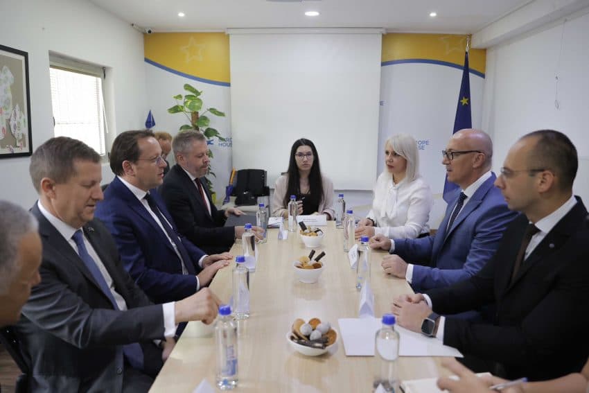 Varhelyi takon Rakiqin: Themelimi i Asociacionit, parakusht për progresin e Kosovës drejt BE-së