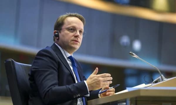 Varhelyi: Kosova të angazhohet në mënyrë konstruktive për Asociacionin