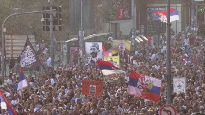 Protesta kundër dhunës dhe kërkesa për shkarkimin e Vuçiqit, mbushen rrugët e Beogradit