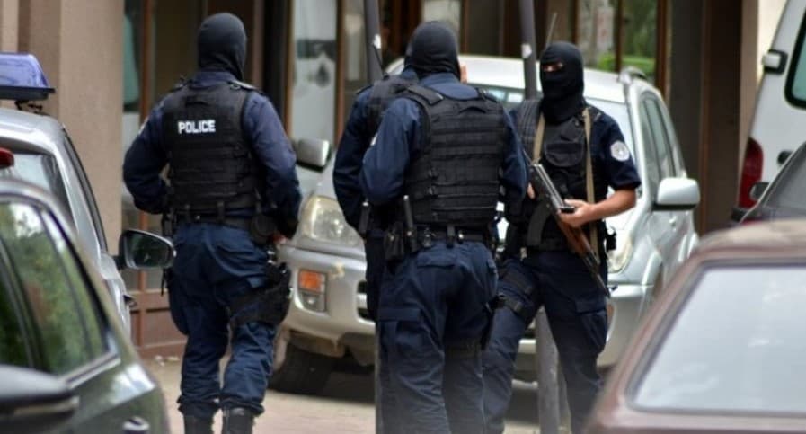 Operacion policor në gjashtë lokacione, arrestohen pesë persona për “shtytje në kryerjen e veprës terroriste”