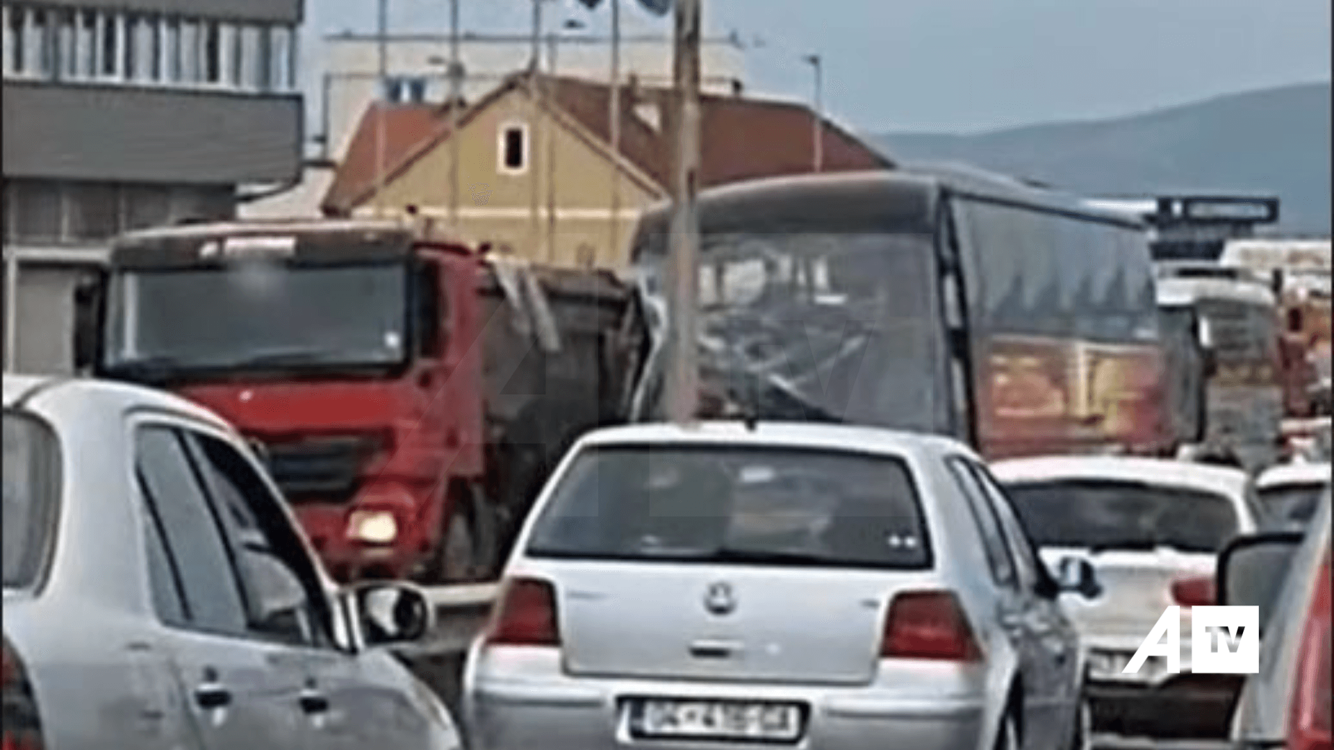 Aksident në hyrje të Fushë Kosovës, krijohen kolona të gjata