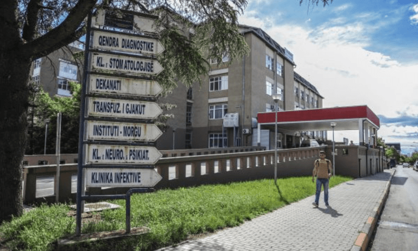 Aksident trafiku në Gjakovë: Vetura godet traktorin, shoferi dërgohet në gjendje të rëndë në QKUK