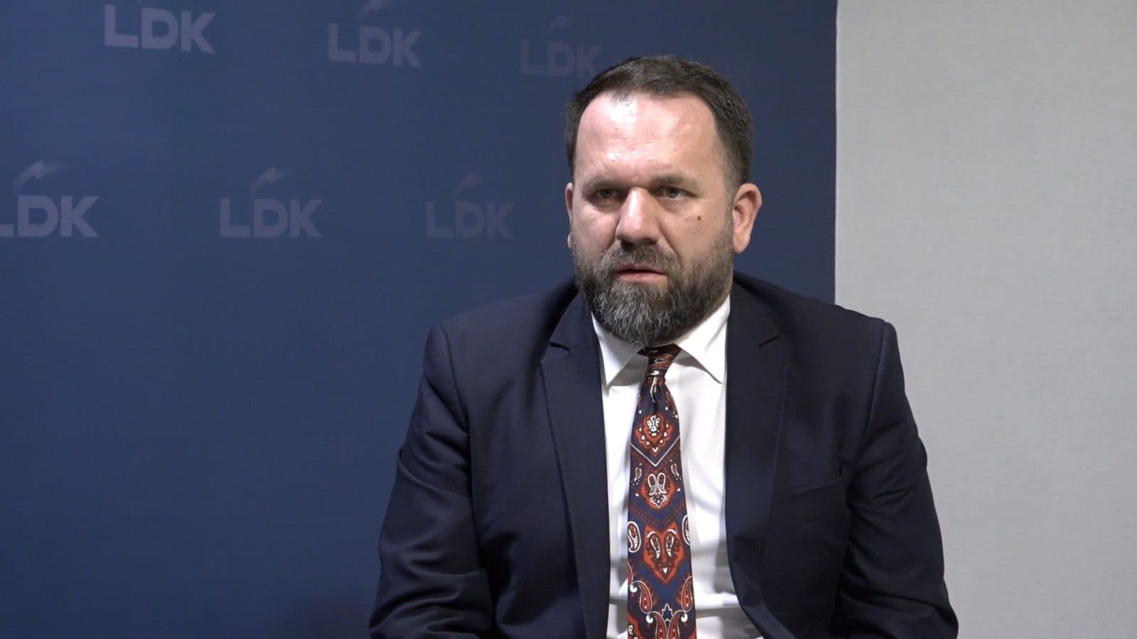 Rukiqi kritikon Qeverinë: Është shkëputur me realitetin, po preket direkt xhepi i qytetarëve