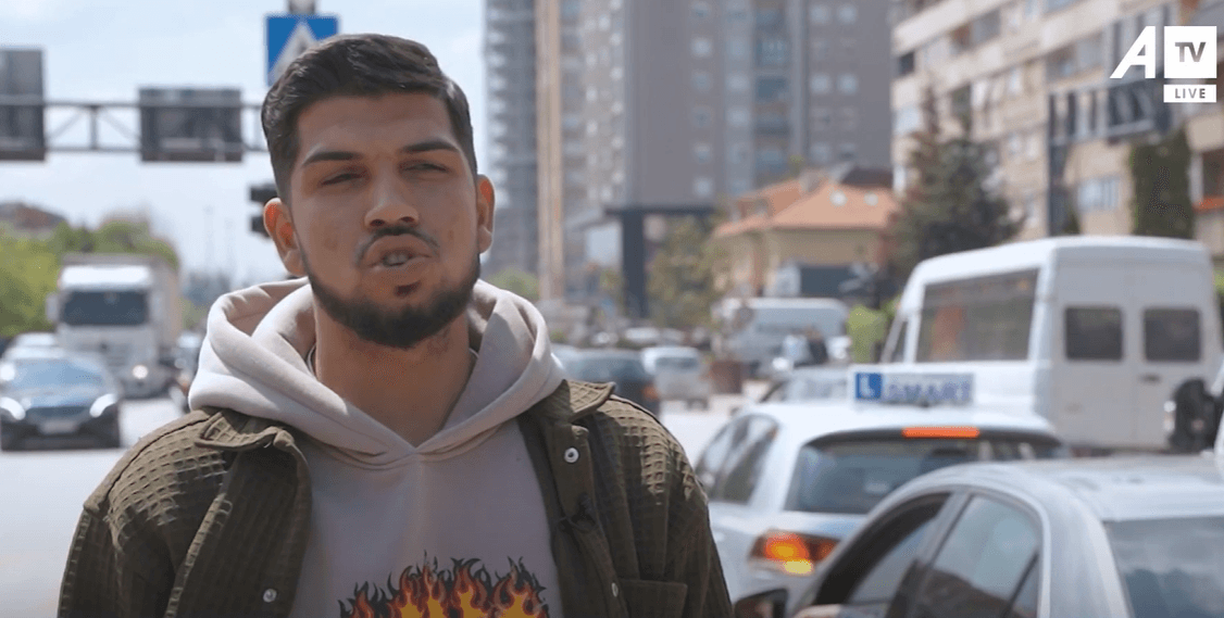 19-vjeçari çdo ditë pastron xhamat e veturave në Prishtinë, madje gjatë punës edhe këndon
