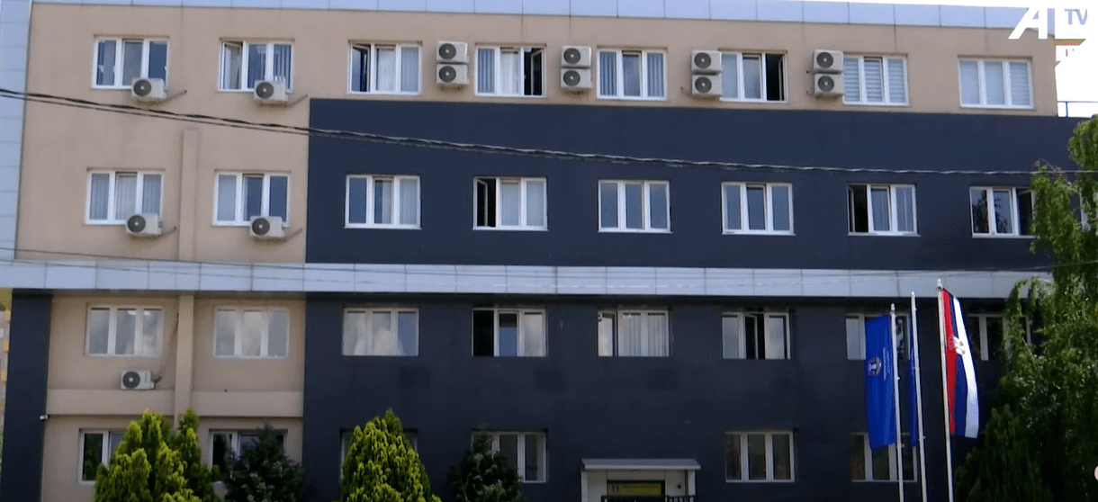 Tre kryetarët e komunave veriore sot betohen në ndërtesa publike