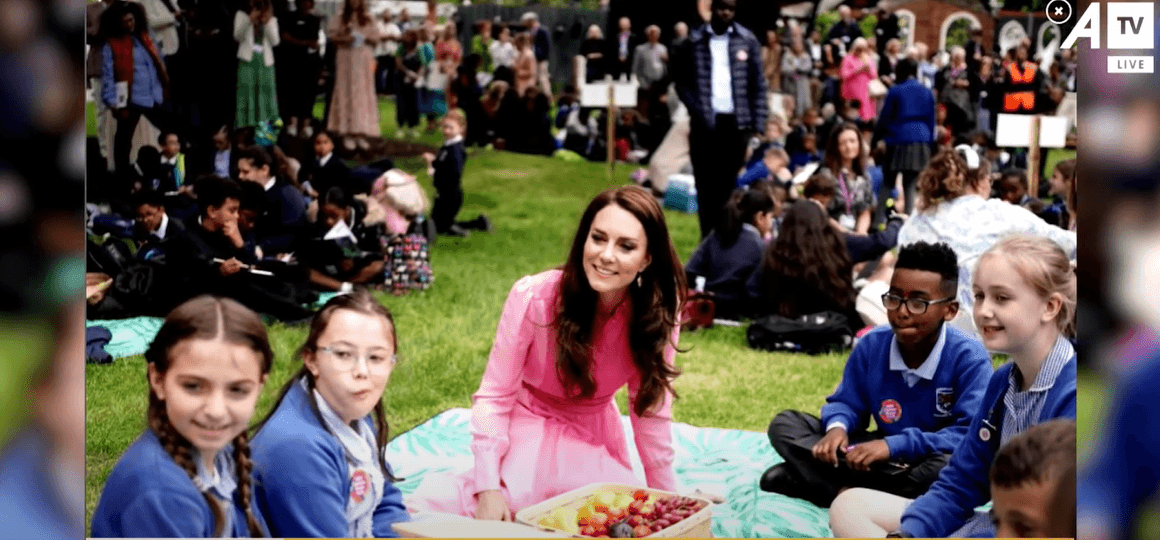 Kate Middleton pyetet për nënshkrim nga disa fëmijë, ajo nuk pranon