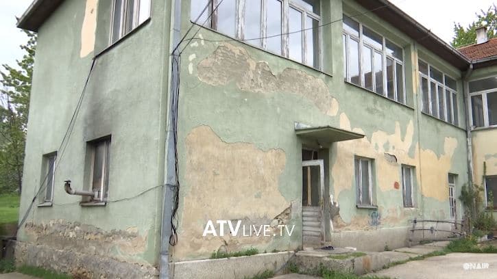 Jetesa në mes të mykut e insekteve në ish-objektin e spitalit të mushkërive
