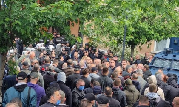 Hidhet gaz lotsjellës në hyrje të Komunës në Zveçan