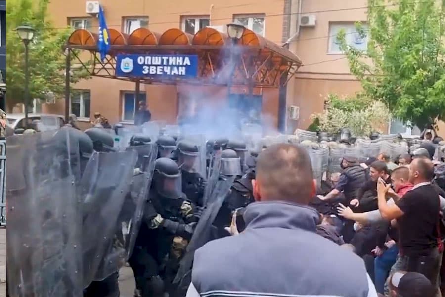 Vetura e djegur është e Policisë së Kosovës, dëgjohen të shtëna armësh në Zveçan