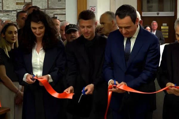 ​Hapet biblioteka e Adem Demaçit, Kurti: T’i lexojmë librat që ai i lexoi