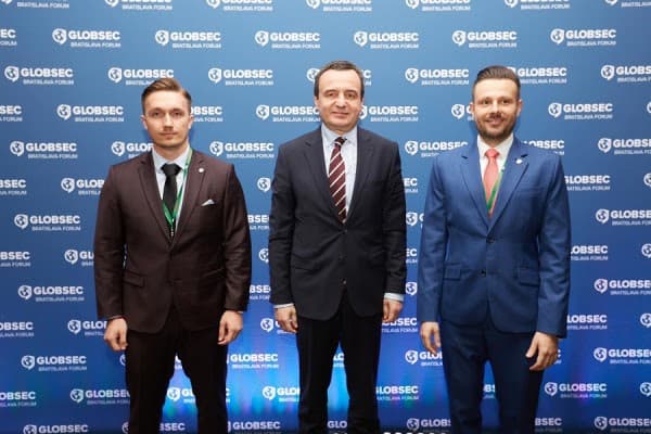 Kurti mbërrin në Bratislavë