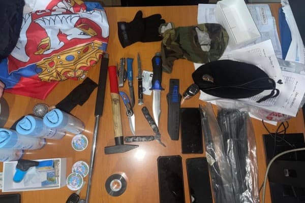 Arrestohen dy serbë në veri, iu gjetën armë, flamuj e emblema nacionaliste