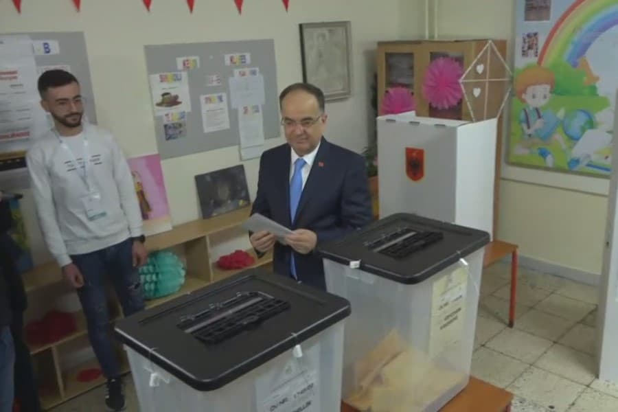 Voton presidenti Begaj: Zgjedhjet janë për qytetarët