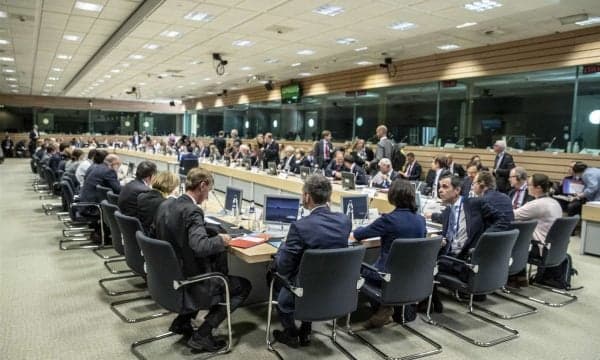 Në Bruksel po diskutohen masa ndaj Kosovës e Serbisë në rast se i refuzojnë hapat e propozuar për shtensionim