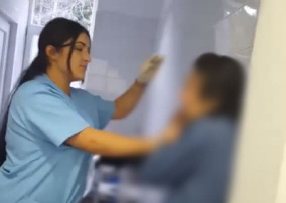 Kërkohet rishikimi i aktakuzës për infermieret që sulmuan të moshuarën në Pejë