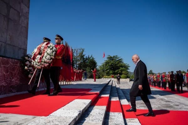 ​Krerët e shtetit shqiptar bëjnë homazhe në “Varrezat e Dëshmorëve” për 5 Majin