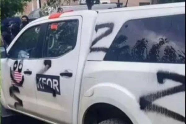 Provokojnë serbët, shfaqen simbole ruse në veturat e PK-së dhe të KFOR-it në veri