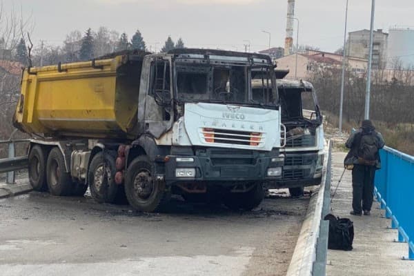 ​Bllokohen rrugët në hyrje-dalje të Leposaviqit