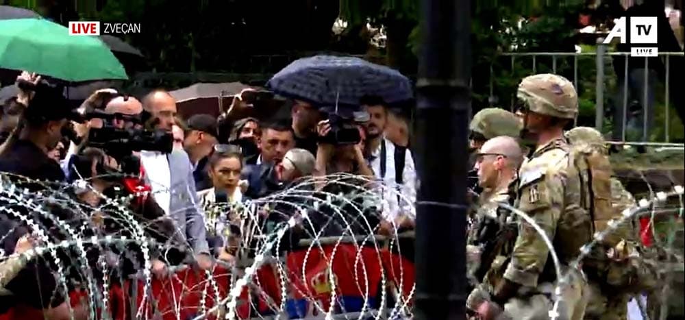 Vazhdojnë bisedimet e krerëve të Listës Serbe me përgjegjësin e ushtarëve të KFOR-it në Zveçan