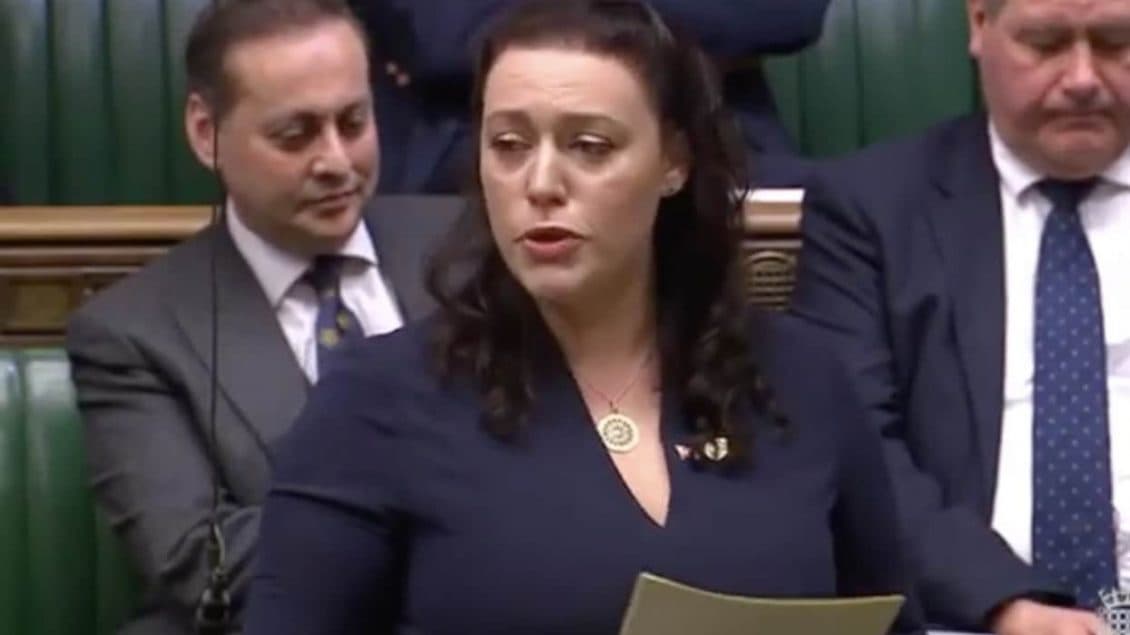 Deputetja britanike, Kearns: Në veri të Kosovës, bandat serbe po paguhen dhe armatosen me armë nga Beogradi
