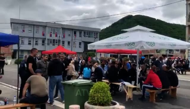 Protestuesit serbë provokojnë me këngë nacionaliste në Zubin Potok