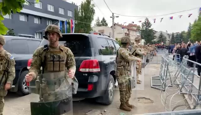 KFOR-i mban të sigurt objektin e komunës në Leposaviq