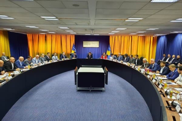 ​Kurti takon kryetarët e komunave, i ankohen për mungesë të mbështetjes